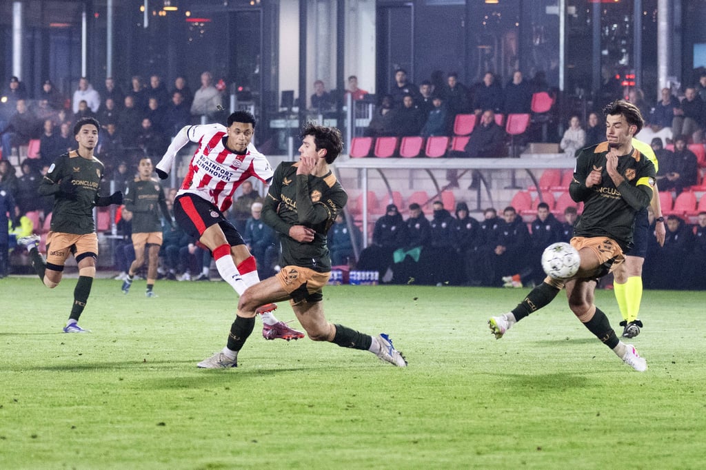 Ayodele Thomas zieht ab.