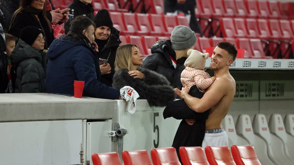 Ermedin Demirovic mit seiner Tochter auf dem Arm.