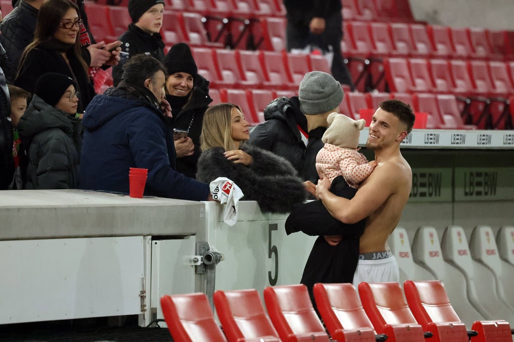 Ermedin Demirovic mit seiner Tochter auf dem Arm.