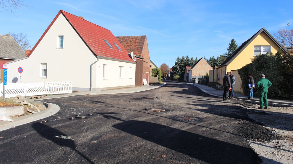 Die Lange Straße in Bornum hat jetzt auf dem nächsten Teilstück Asphalt bekommen.