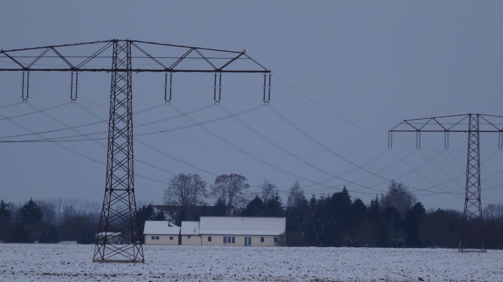 Blick von der Verbindungsstraße nach Falkenberg auf das Haus von Familie Schulz in Seehausen (Altmark). Die 220-kV-Leitung soll durch eine 380-kV-Starkstromleitung ersetzt werden.