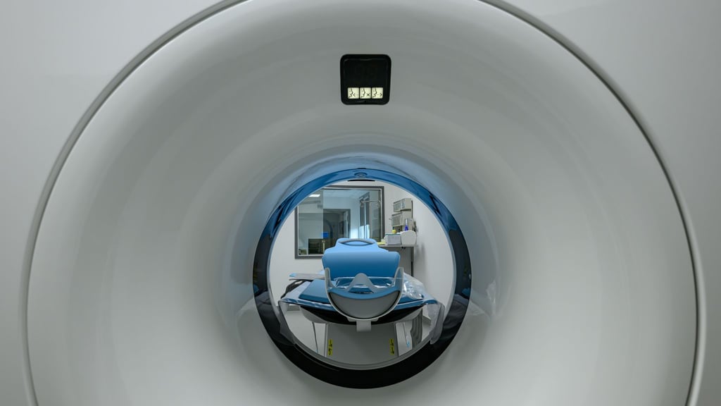 Das Bild zeigt einen Computertomographen.