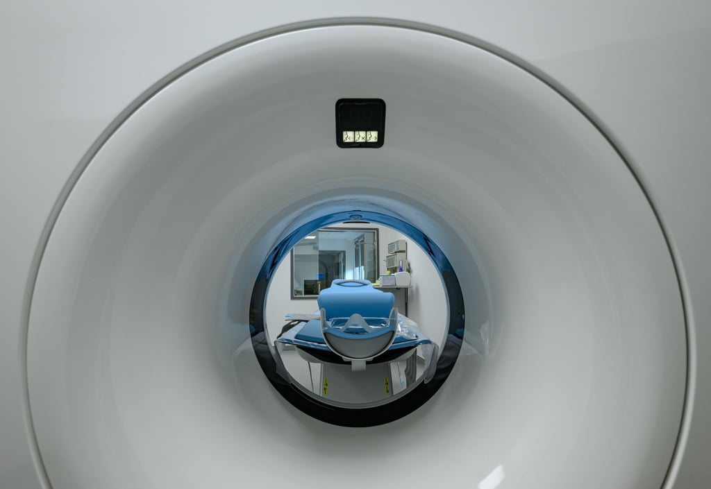 Das Bild zeigt einen Computertomographen.