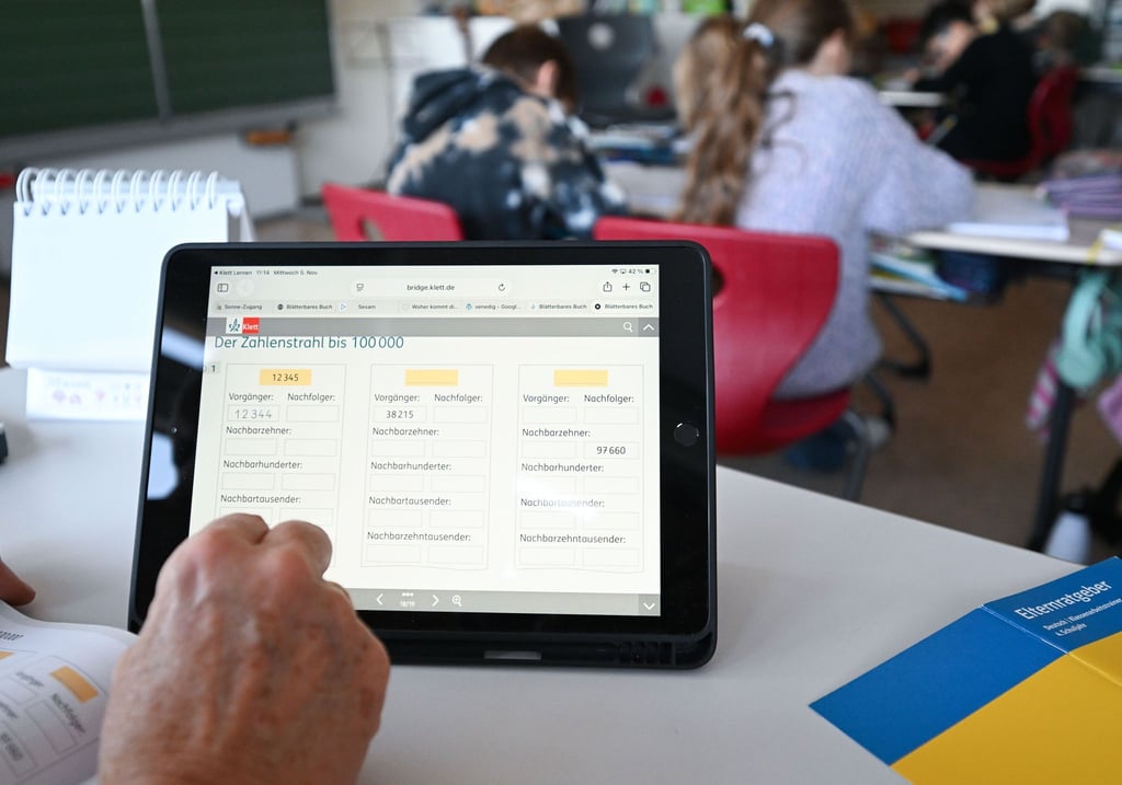 Schon an der Grundschule können die Lehrer von einem Tablet profitieren, sagt die Landesregierung. (Symbolbild)