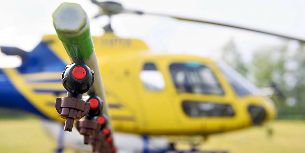 Wenn im Kampf gegen den Eichenprozessionsspinner alles nach Plan verläuft, soll es für den Drömling eine flächendeckende Überfliegung geben. Mit den Düsen sprüht der Hubschrauber gezielt ein Biozid auf  befallene Gebiete. 