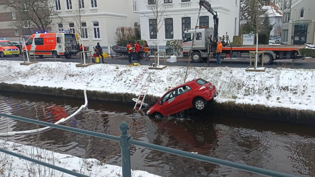Der Ersthelfer sprang laut Polizei in den Fluss, um den Senior aus dem Auto zu retten.
