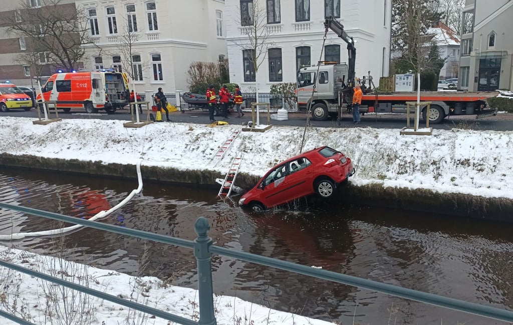 Der Ersthelfer sprang laut Polizei in den Fluss, um den Senior aus dem Auto zu retten.