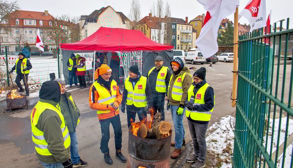 Die Feuertonne  wärmt: Streikende am PVG-Busbahnhof in Naumburg.