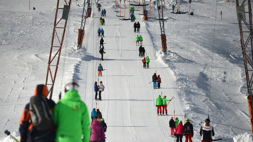 Hinauf im Doppelpack: Bei Zweier-Schleppliften sollte man umso mehr aufpassen - sonst reißt man nicht nur sich, sondern auch den Mitfahrer um.