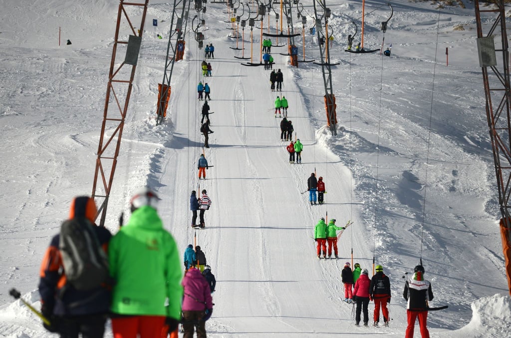 Hinauf im Doppelpack: Bei Zweier-Schleppliften sollte man umso mehr aufpassen - sonst reißt man nicht nur sich, sondern auch den Mitfahrer um.