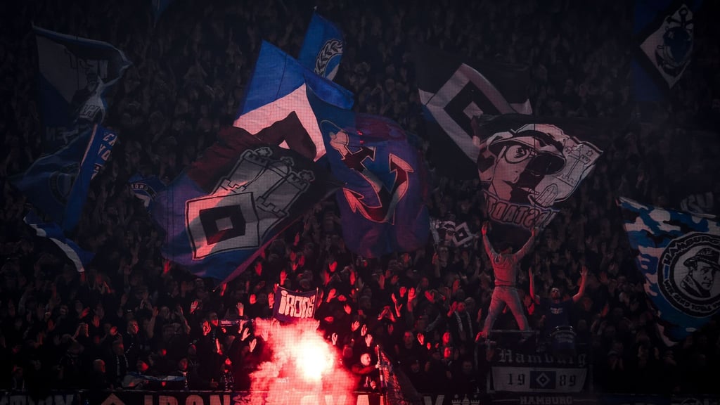 Teures Spiel der Fans mit dem Feuer: HSV muss viel Geld für die Pyroshow seiner Anhänger bezahlen. (Archivbild)