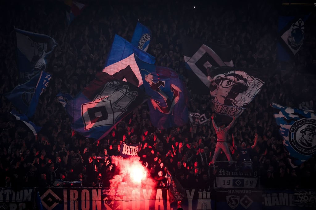 Teures Spiel der Fans mit dem Feuer: HSV muss viel Geld für die Pyroshow seiner Anhänger bezahlen. (Archivbild)