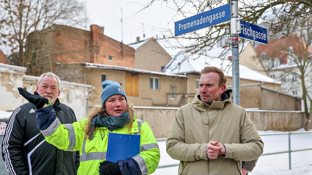 Archäologin Lisa Nydahl und Investor Hermann Schröder (rechts) erklären die nächsten Schritte für das Carré zwischen Fischgasse und Promenade. Im Hintergrund sollen 60 Parkplätze entstehen.