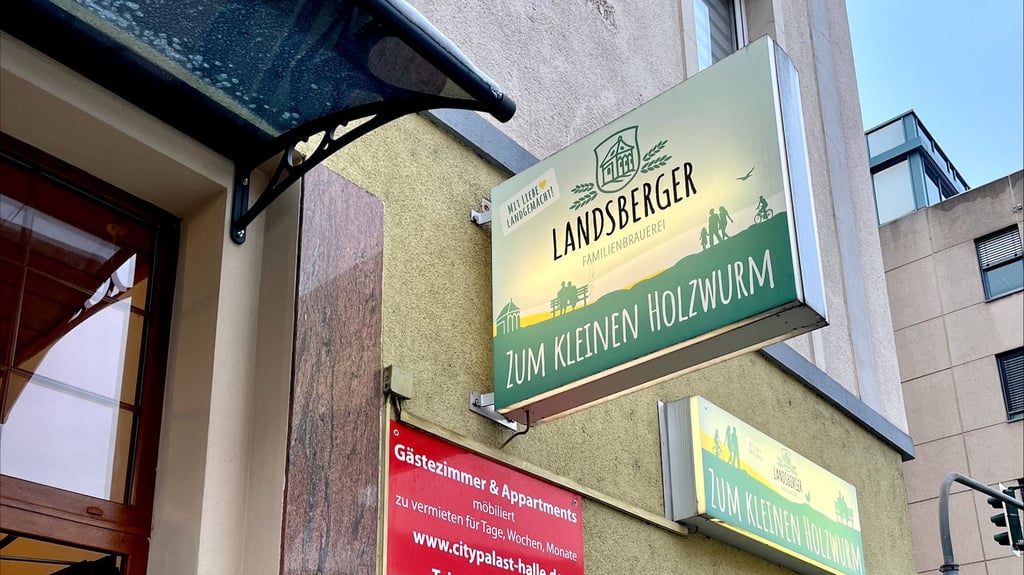 Bald Geschichte: Mit dem Ende des Landsberger Biers ist auch das Kneipenschild am „Holzwurm“ in Halle Geschichte. Wirtin&nbsp;Verena Gneist braucht einen neuen Lieferanten.&nbsp;