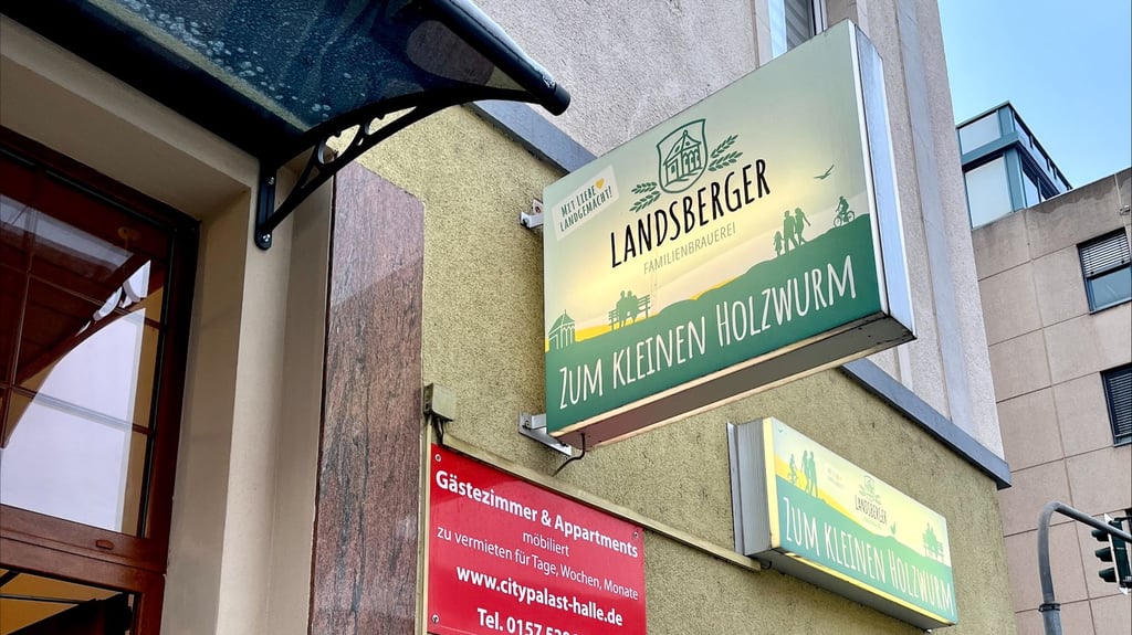 Bald Geschichte: Mit dem Ende des Landsberger Biers wird auch das Kneipenschild am „Holzwurm“ in Halle überklebt.