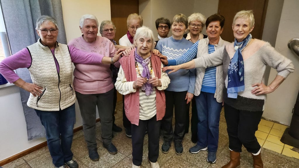 Großer Bahnhof für Gerda Köppe (Mitte) zu ihrem 100. Geburtstag.  Die Feier wurde vom Seniorenclub organisiert.