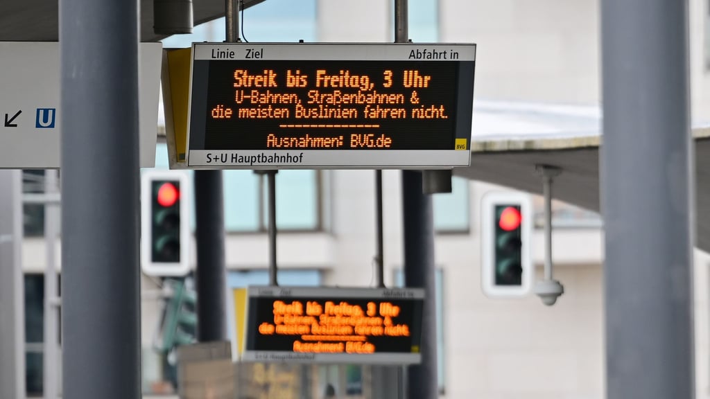 Verdi hat für Montag in Berlin und Brandenburg zu ganztägigen Warnstreiks im ÖPNV aufgerufen. (Archivbild)