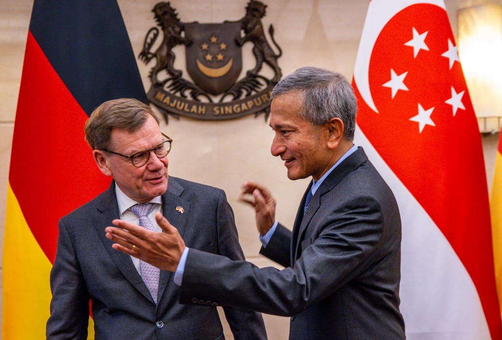 Außenminister Johann Wadephul (CDU) äußert sich auf der ersten Station seiner Reise nach Südostasien und in die Pazifikregion bei einem Treffen mit seinem Amtskollegen aus Singapur, Vivian Balakrishnan.