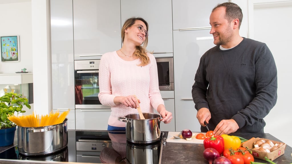Ein Lächeln hier, etwas Schäkern da: Geht es am Anfang einer Beziehung noch harmonisch am Herd zu, kann die Küche später schon mal zur Kampfzone werden.