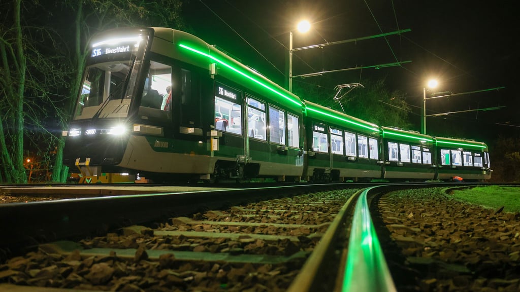 Die neue Flexity-Straßenbahn ist in Magdeburg angekommen.