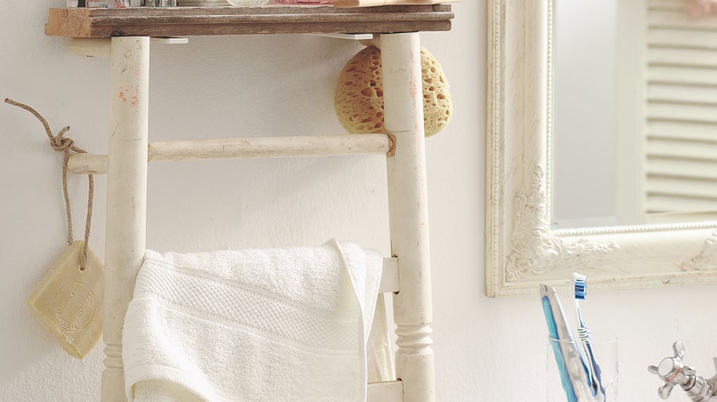 Mit etwas handwerklichem Geschick lässt sich ein alter Stuhl zu einem Handtuchhalter mit Ablagefläche umfunktionieren.