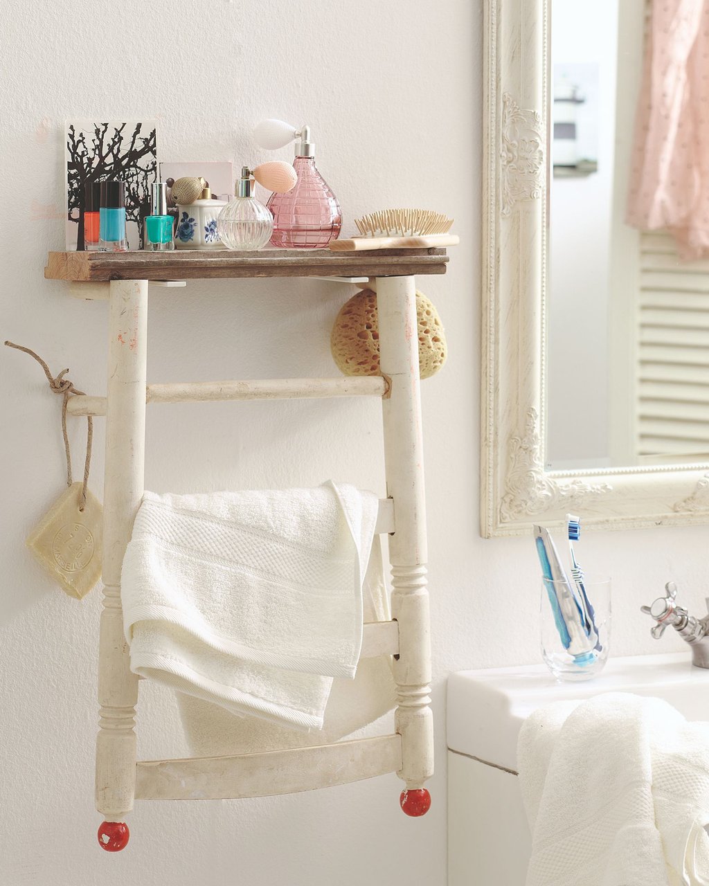 Mit etwas handwerklichem Geschick lässt sich ein alter Stuhl zu einem Handtuchhalter mit Ablagefläche umfunktionieren.