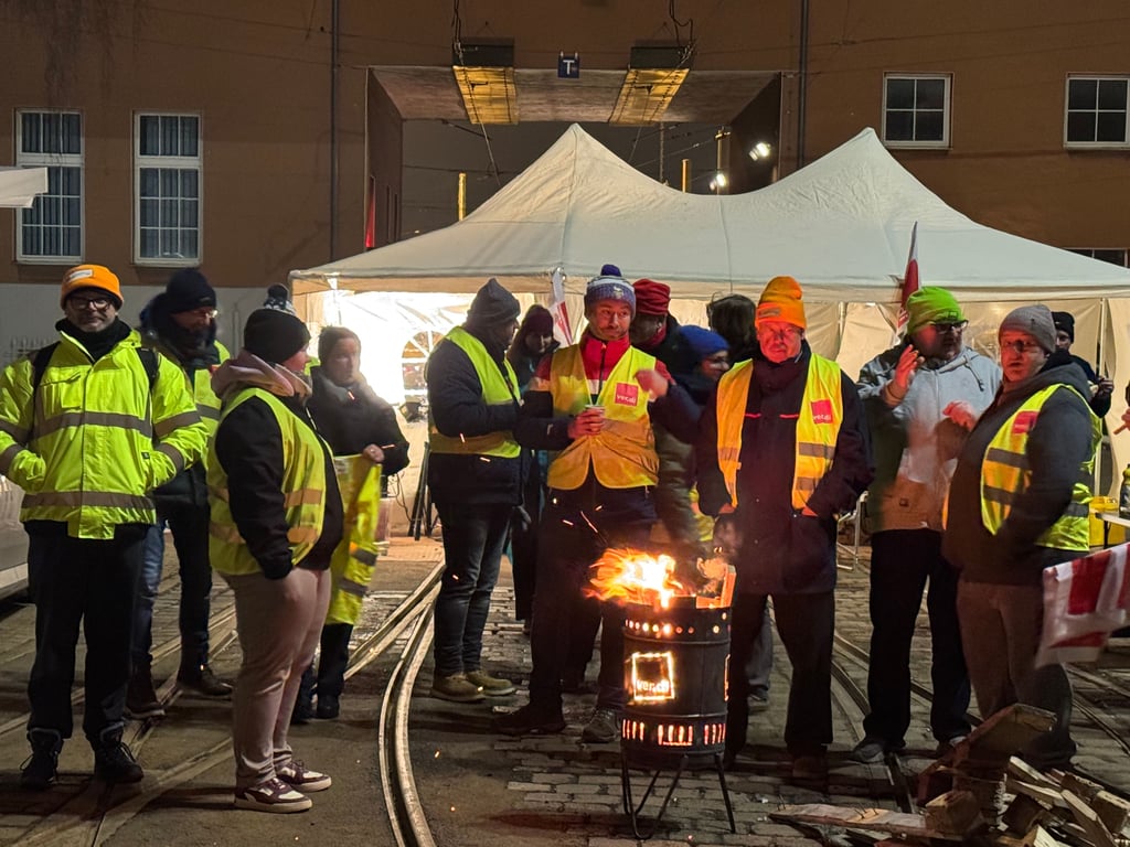 Gewerkschaft und Streikende haben die Tore zum Havag-Gelände bereits in der Nacht zum Montag versperrt. Der Warnstreik läuft.