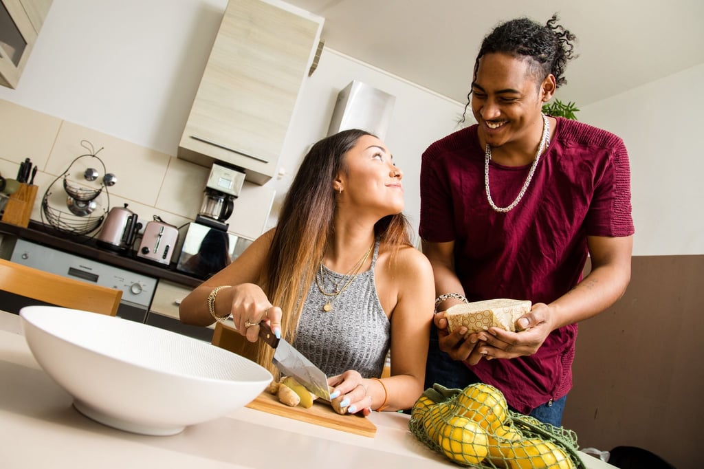 Mit Wertschätzung, Loben und Kommunizieren statt Mosern klappt gemeinsames Kochen leichter. Und kommt es zu unterschiedlichen Meinungen, hilft Humor weiter.