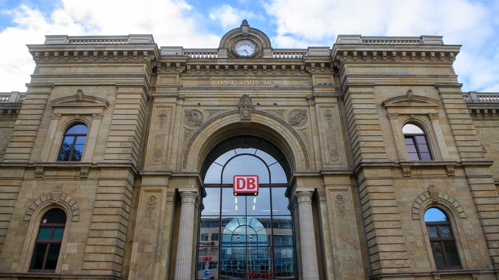 Nachdem eine Frau am Hauptbahnhof Magdeburg verletzt wurde, griff ein Mann Bundespolizisten an.
