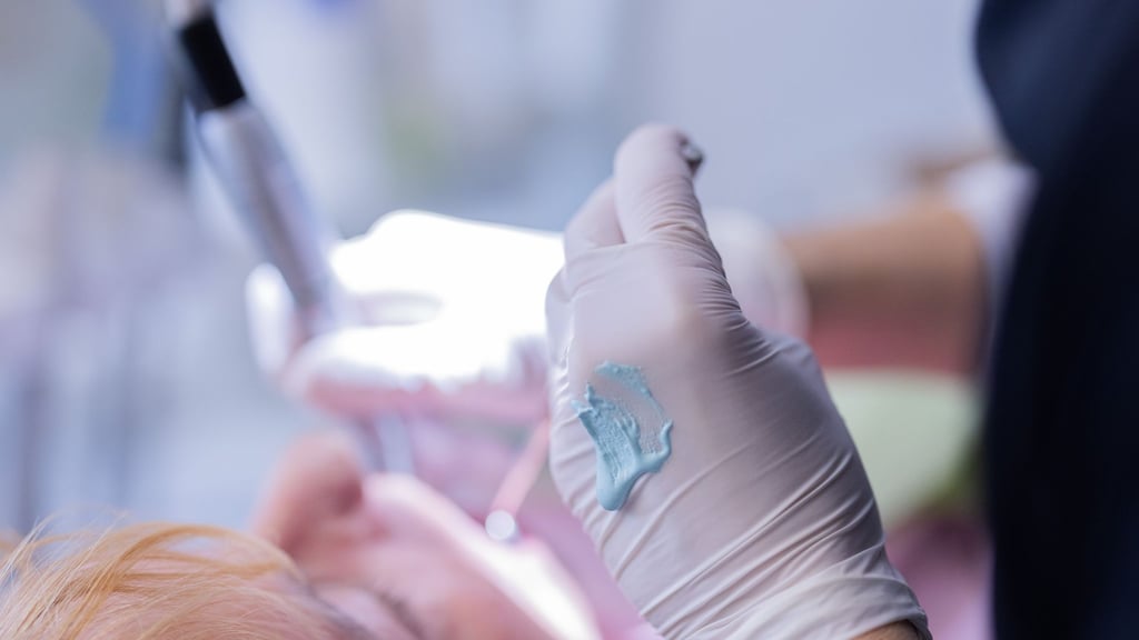 Wirbel um Zahnarztbesuche. Heute zahlt die Krankenkasse feste Zuschüsse. (Archivbild)