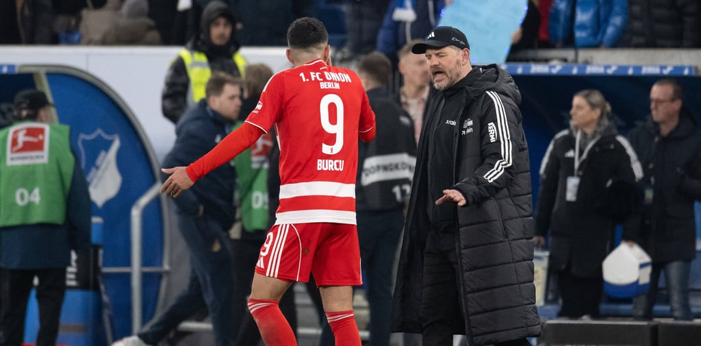 An der Seitenlinie ging die Diskussion zwischen Livan Burcu und Steffen Baumgart los.  