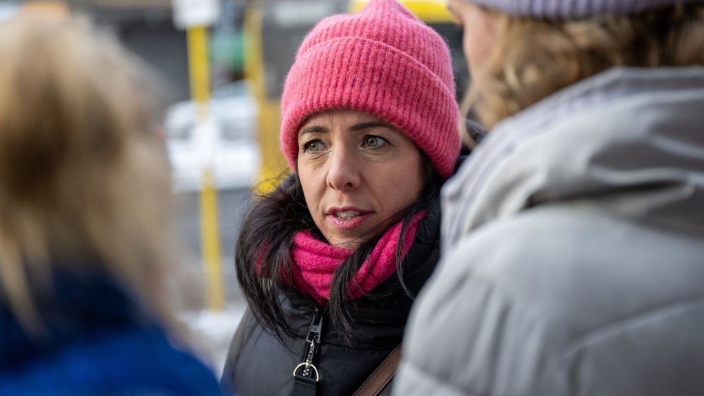 Linke-Spitzenkandidatin Elif Eralp fordert schnelle Hilfe für die Berliner Bezirke. (Archivbild)
