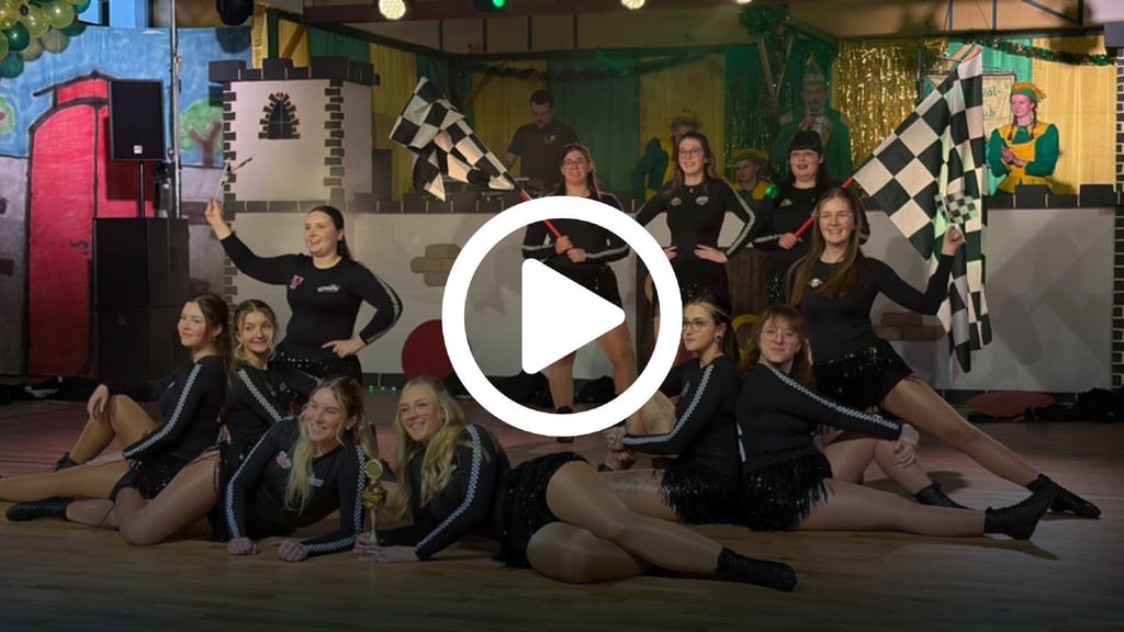 Bei der Gruppa Glitterflash werden die Fahnen geschwungen. Da steckt Feuer drin, wie bei der Formel eins.