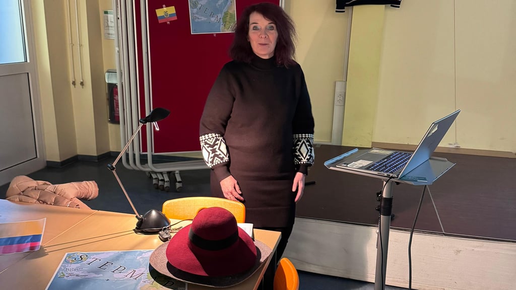 Im landestypischen Pulli und mit Panamahut berichtete Weltenbummlerin Anja Hauerken über ihre Reise durch Ecuador.