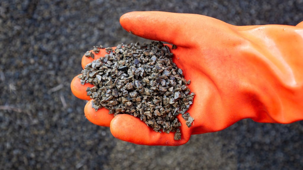 Angesichts des Winterwetters bleibt Splitt in Berlin gefragt. (Archivbild)