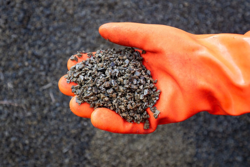Angesichts des Winterwetters bleibt Splitt in Berlin gefragt. (Archivbild)