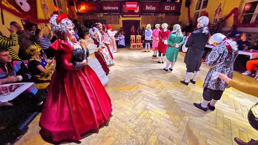 Der Auftritt der Firebirds wird zum Höhepunkt: In Anlehnung an „Bridgerton“ treffen barocke Ästhetik und Eleganz auf ein begeistertes Publikum.