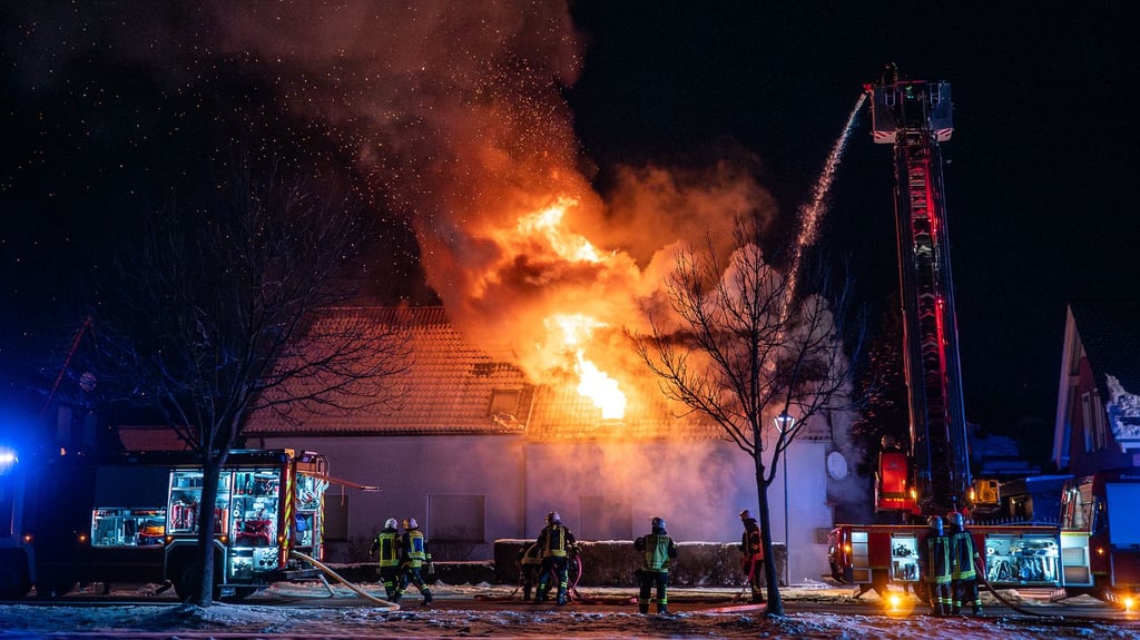Die Einsatzkräfte kämpften von Sonntag bis in den Morgen des Montags gegen den Brand eines Einfamilienhauses in Dannigkow.