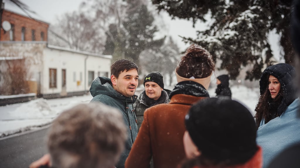 Beim Rundgang durch Thondorf: Dort im Ort, auf dem ehemaligen „Gutshof Weitzel“, soll ein Ort der Begegnung entstehen.