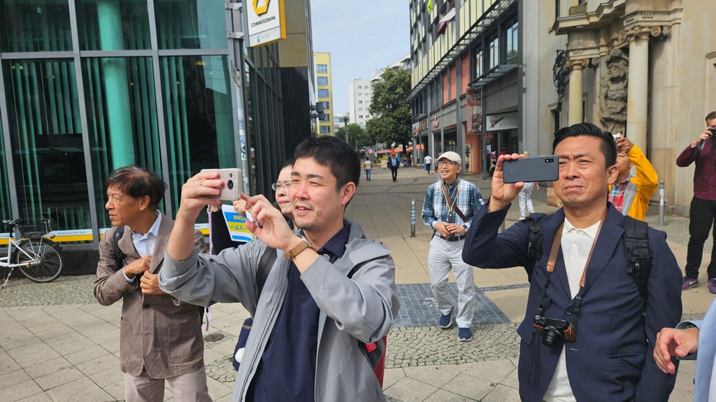 Magdeburg-Besucher auf dem Weg durch die Leiterstraße.