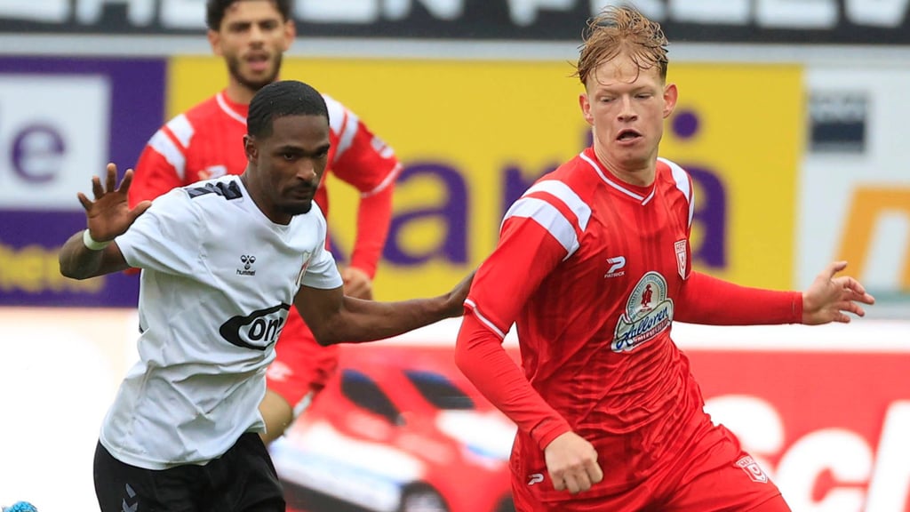 Lennard Becker (r.) will sich in der Rückrunde bei HFC behaupten. 