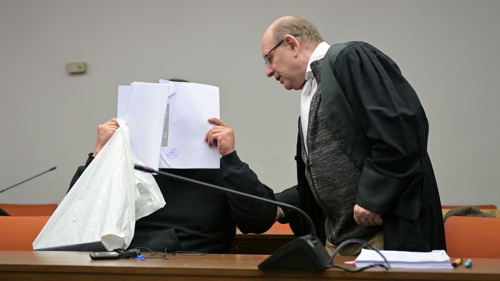 Der Student verbarg sein Gesicht zu Beginn des Prozesses.