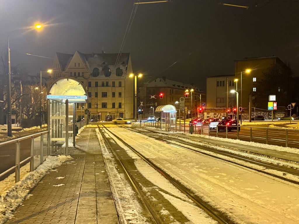 Auf die Straßenbahn warten die Hallenser seit den frühen Morgenstunden vergeblich. Entsprechen leer sind die Haltestellen wir hier in der Friesenstraße.