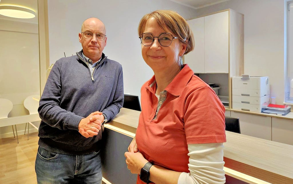 Henriette Papesch in ihren neuen Praxisräumen. WGK-Chef David Rieck unterstützte sie bei der Suche sowie beim Umbau. 