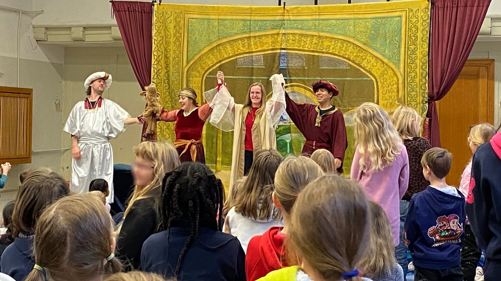 Tosender Applaus für die Junge Oper und den spontanen Einsatz von Musiklehrerin Melanie Bode (Mitte).