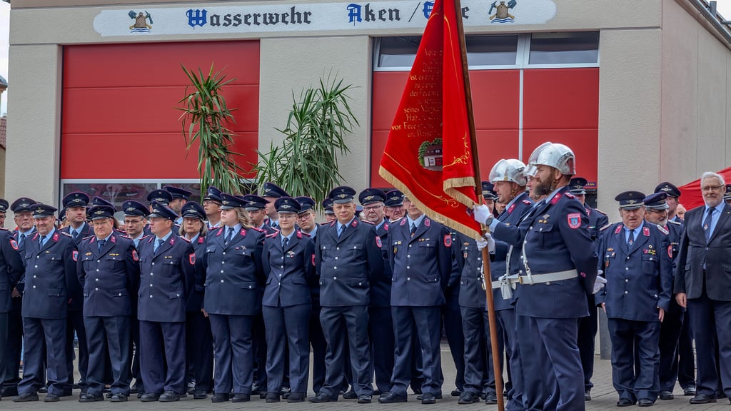 Kameraden der Feuerwehr Aken im Mai 2025. 78 Kameraden hatten einen Offenen Brief unterschrieben. 