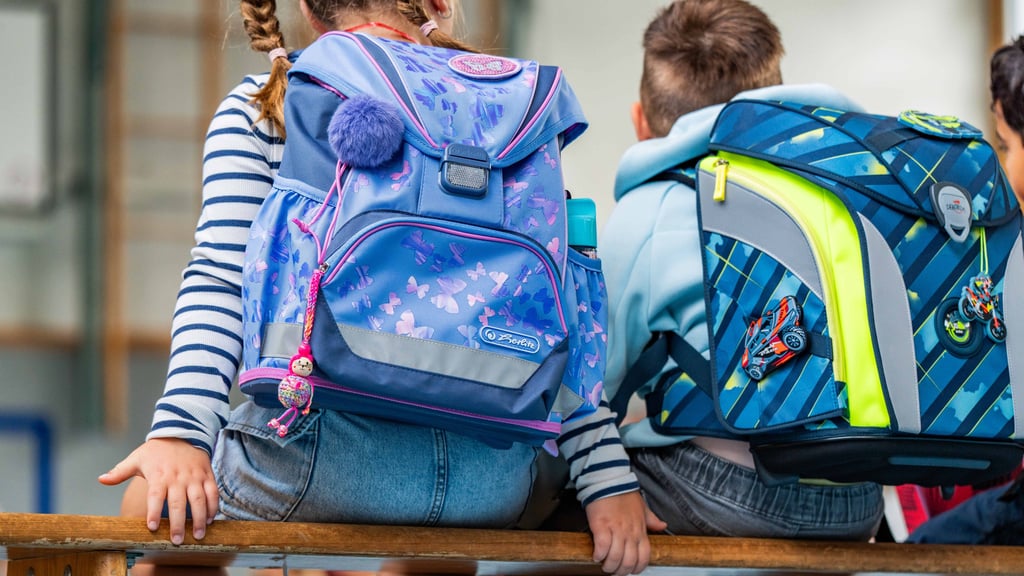 Bevor es zum ersten Mal in die Schule geht, müssen die Abc-Schützen angemeldet werden. Spätestens bis zum 1. März 2026 müssen Eltern ihr Kind anmelden, wenn es bis zum 30. Juni 2027 das sechste Lebensjahr vollendet.