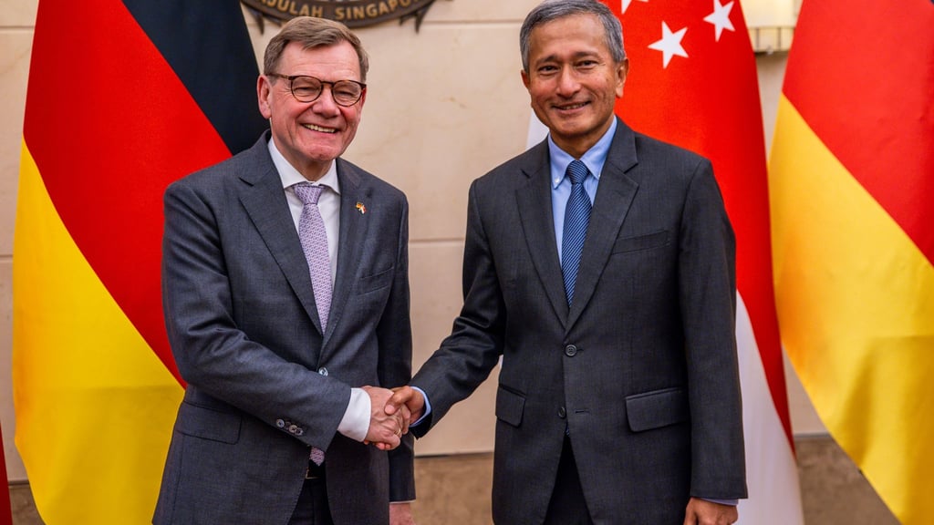 Außenminister Johann Wadephul (CDU) besucht zum Auftakt seiner Reise nach Südostasien und in die Pazifikregion den Stadtstaat Singapur. Dort trifft er seinen Amtskollegen Vivian Balakrishnan.