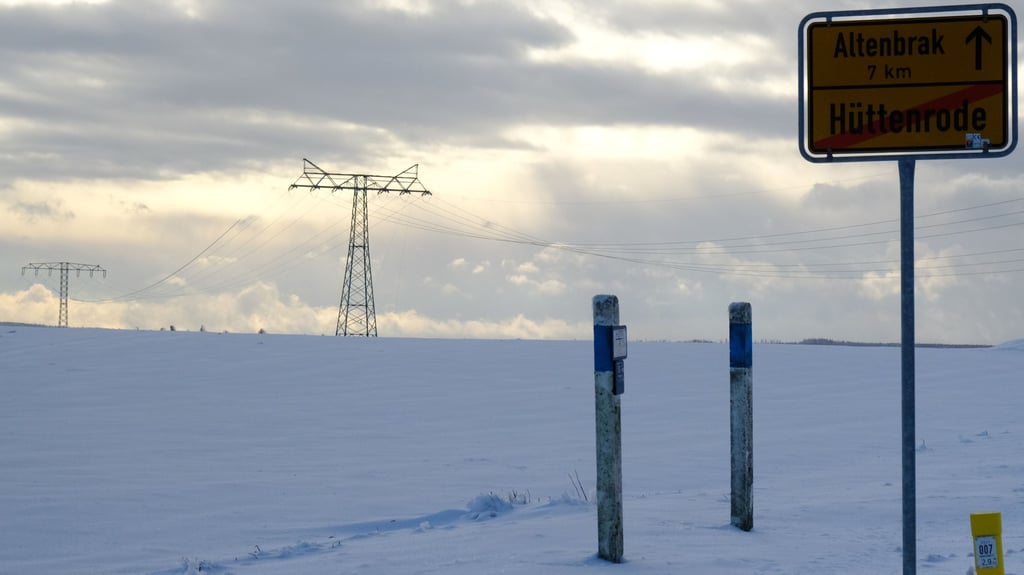 Die 110-KV-Leitungen zwischen Hüttenrode und Almsfeld. Wegen Eislast drohen dort die Halteseile zu reißen.