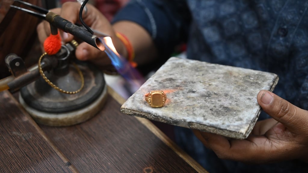 Nach der Rekordrally sackte der Goldpreis zuletzt wieder ab. (Archivbild)